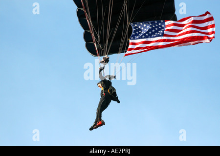 Vereinigte Staaten militärische SOCOM Fallschirmspringer mit amerikanischen Flagge am MacDill Air Fest in Tampa Florida USA Stockfoto