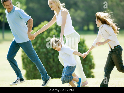 Familie Hand in Hand und laufen Stockfoto