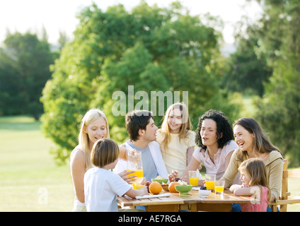 Großfamilie mit Picknick Stockfoto