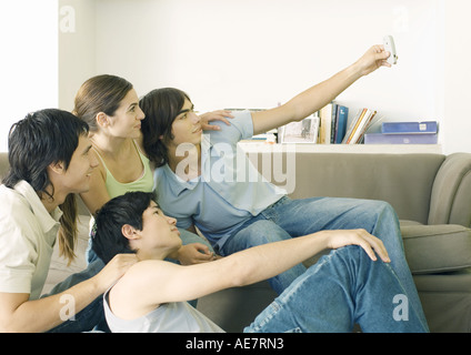 Gruppenfoto mit Handy-Einnahme Stockfoto