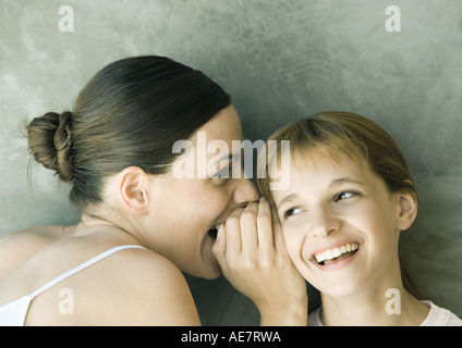 Junge Frau, Flüstern, Mädchen, beide lachen, Porträt, Nahaufnahme Stockfoto