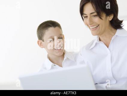 Junge und Großmutter mit laptop Stockfoto