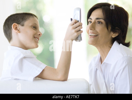 Junge zeigt Großmutter Handy Stockfoto