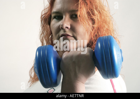 übergewichtigen Frau arbeiten mit Hantel, Deutschland Stockfoto