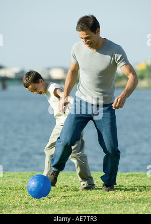 Mann und Sohn Fußball spielen Stockfoto