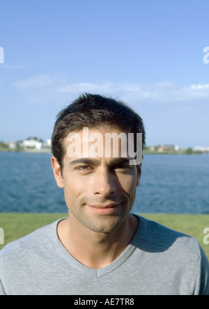 Mann mit See im Hintergrund, Porträt Stockfoto