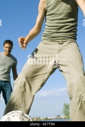 Junge und Vater spielen Fußball, verkürzte Ansicht Stockfoto