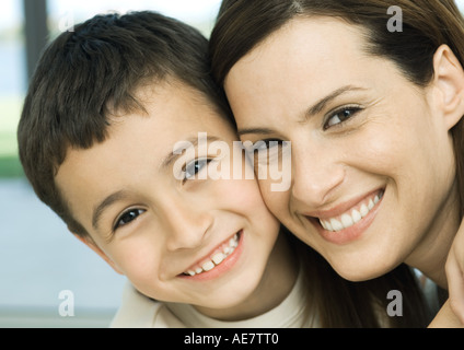 Mutter und Sohn lächelnd Wange an Wange Stockfoto