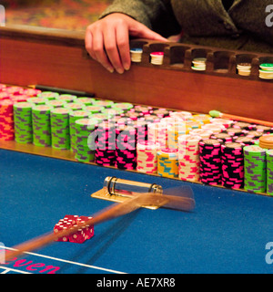 Casino Craps Detail Tabelle Chipsstapel punt Hand keine Modellfreigabe erforderlich, keine Gesichter oder erkennbare Merkmale in Schuss Stockfoto