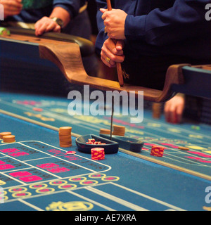 Las Vegas casinocraps Tisch Croupier Hand keine Modellfreigabe erforderlich, keine Gesichter oder erkennbare Merkmale in Schuss Stockfoto