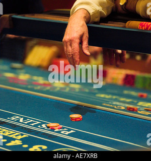 Casinocraps Tisch des Wartens Hand keine Modellfreigabe erforderlich, keine Gesichter oder erkennbare Merkmale in Schuss Stockfoto