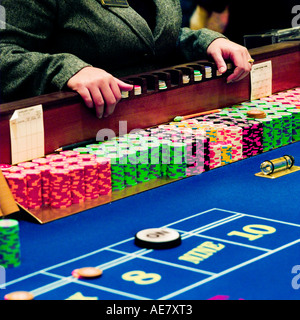 Casino Craps Chip Stack Tabelle Controller Kasse Hand Detail müssen kein Model-Release keine Gesichter in Schuss keine erkennbare Merkmale Stockfoto