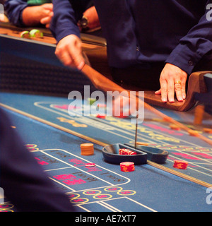 Las Vegas Casino Craps-Tisch im Spiel Croupier Hand keine Modellfreigabe als Flächen nicht in Schuss, erforderlich so Leute nicht wiederzuerkennen sind Stockfoto