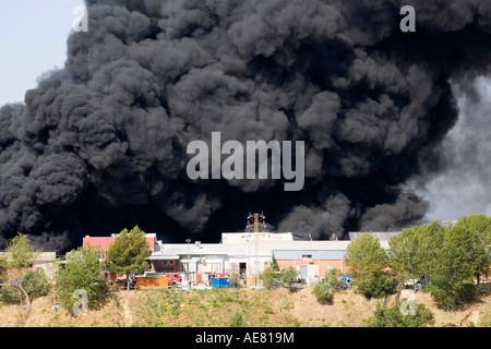 Feuer in einer Reifenfabrik Stockfoto