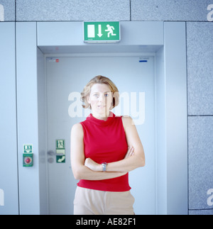 Porträt der jungen Frau stand vor der Tür Stockfoto