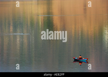 Mann in Fishingboat, Phewa-See, Pokhara, Nepal Stockfoto