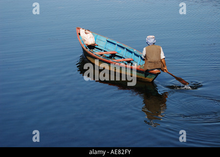 Mann im Boot, Phewa-See-Nepal Stockfoto