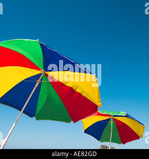 zwei Sonnenschirme gegen Pacific blue Sky/3 Stockfoto