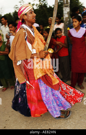 Tänzerin in der Parade am zweiten Tag des Festivals Gai Jatra Kathmandu-Nepal Stockfoto