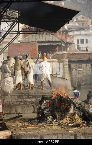 Feuerbestattungen im Gange bei dem Ghat des Heiligen Bagmati Flusses Pashupatinath Nepal Januar 2007 Stockfoto