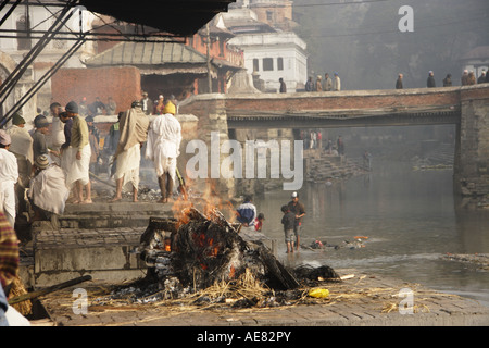 Feuerbestattungen im Gange bei dem Ghat des Heiligen Bagmati Flusses Pashupatinath Nepal Januar 2007 Stockfoto