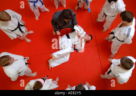 DRAUFSICHT VON KINDERN UND ERWACHSENEN LERNEN JUDO IN EINEM JUGENDZENTRUM IN ABINGDON OXFORDSHIRE UK Stockfoto