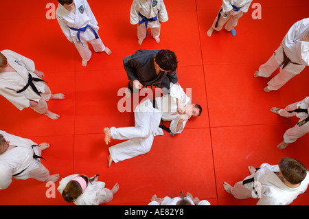 DRAUFSICHT VON KINDERN UND ERWACHSENEN LERNEN JUDO IN EINEM JUGENDZENTRUM IN ABINGDON OXFORDSHIRE UK Stockfoto