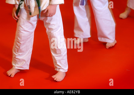 KINDER LERNEN JUDO IN EINEM JUGENDZENTRUM IN ABINGDON OXFORDSHIRE UK Stockfoto