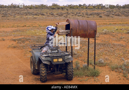 Verlassen Post im Briefkasten der Landebahn outback Australien Stockfoto