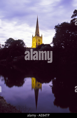 Ein Blick auf den Fluss Avon und die Reflexion der Stratford Kirche in Stratford-upon-Avon, England. Stockfoto