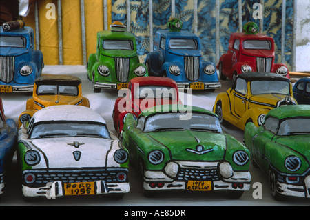 Bunte Spielzeugautos aus Papier, Modelle amerikanischer Klassiker der 1950er Jahre, zum Verkauf an einem Marktstand in Trinidad, Kuba Stockfoto