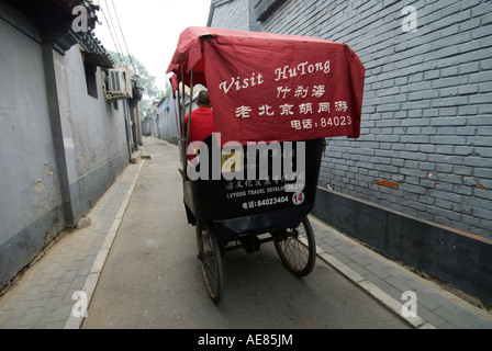 Touristen auf einem Beijing Hutong-Tour in einer Fahrradrikscha 2007 Stockfoto