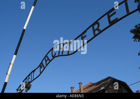 Die kranke Ironie das Schild über dem Eingangstor war nicht von der Gefangenen oder Wachen in Auschwitz-Birkenau verloren. Stockfoto