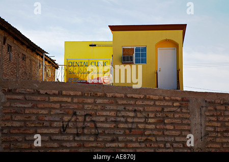 Neue Zahnarztpraxis neben alten Backsteingebäude in Los Algodones BC Mexiko Stockfoto