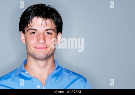 Porträt des jungen Mannes in die Kamera Lächeln Stockfoto