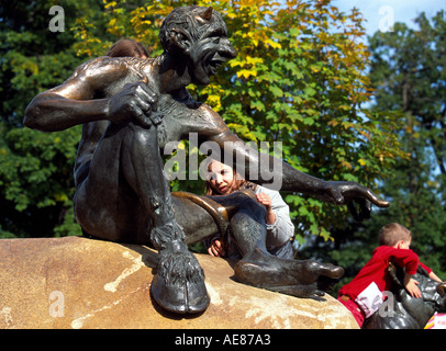 Kinder klettern auf den Skulpturen im Park, Brocken Berg, Nationalpark Harz, Sachsen-Anhalt, Deutschland Stockfoto