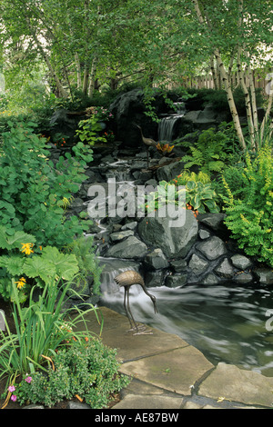 MINNESOTA-HINTERHOF-GARTEN ENTHÄLT WASSERFALL, TEICH, SMOKEBUSH