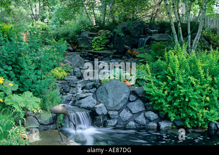 MINNESOTA-HINTERHOF-GARTEN ENTHÄLT WASSERFALL, TEICH, SMOKEBUSH