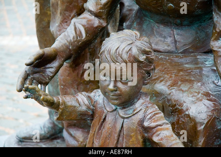 Emigranten. Eine Skulptur von Tony Siebenthaler.  Pier Head, Liverpool, England UK Stockfoto