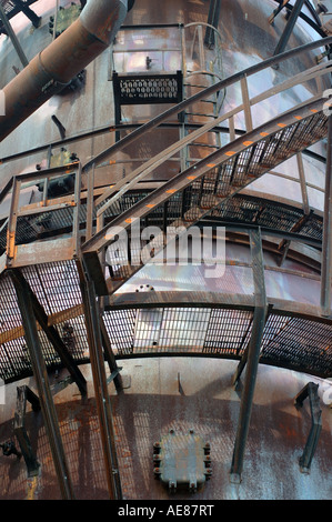 Außenseite von rostigem Metall-Silo und seine Treppe, geriebenen Gehwege, Geländer, Leitern und Plattformen. Stockfoto