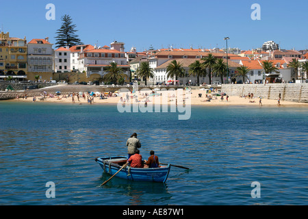 Fischer in Folge Boot in der Bucht in Cascais, in der Nähe von Lissabon, Portugal. Stockfoto