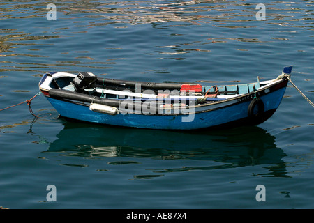 Kleinen Fischen schmutzig im Hafen von Cascais, in der Nähe von Lissabon, Portugal. Stockfoto