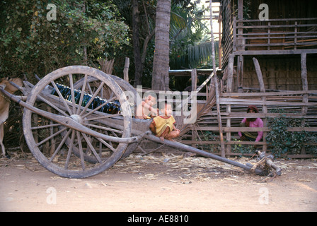 Kambodschanische Kinder sitzen auf alten Ochsenkarren, Kambodscha. Stockfoto