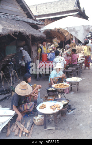 Kambodscha, Siam Reap, Frau Essen über offenem Feuer kochen. Kampuchea Stockfoto