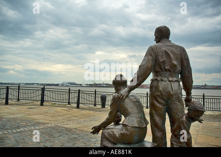 Emigranten. Eine Skulptur von Tony Siebenthaler.  Pier Head, Liverpool, England UK Stockfoto