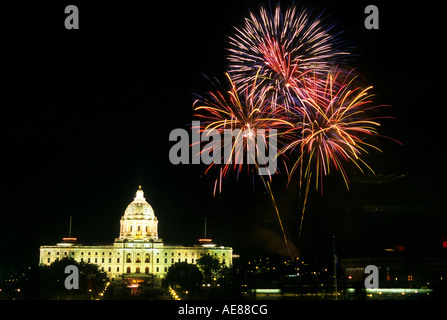 4. JULI FEUERWERK ÜBER DER MINNESOTA STATE CAPITOL BUILDING IN ST. PAUL, MINNESOTA. Stockfoto