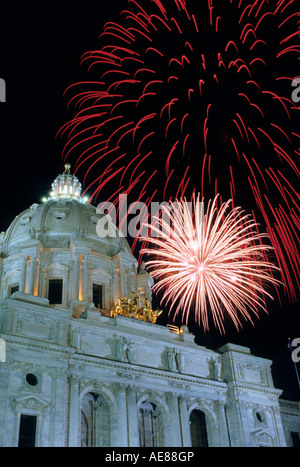 4. JULI FEUERWERK ÜBER MINNESOTA STATE CAPITOL BUILDING, ST. PAUL, MINNESOTA. SOMMER. Stockfoto