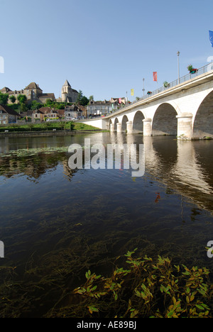 Brücke über den Fluss Creuse, Le Blanc, Indre, Frankreich. Stockfoto