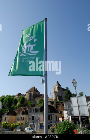 Flagge auf Brücke über Fluss Creuse, Le Blanc, Indre, Frankreich. Stockfoto