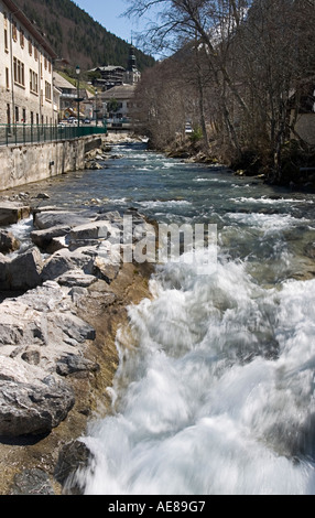 Das Mountain Resort von Morzine-Avoriaz, Frankreich. Schmelzender Schnee fließt in Richtung La Dranse Fluss durch die Altstadt. Stockfoto